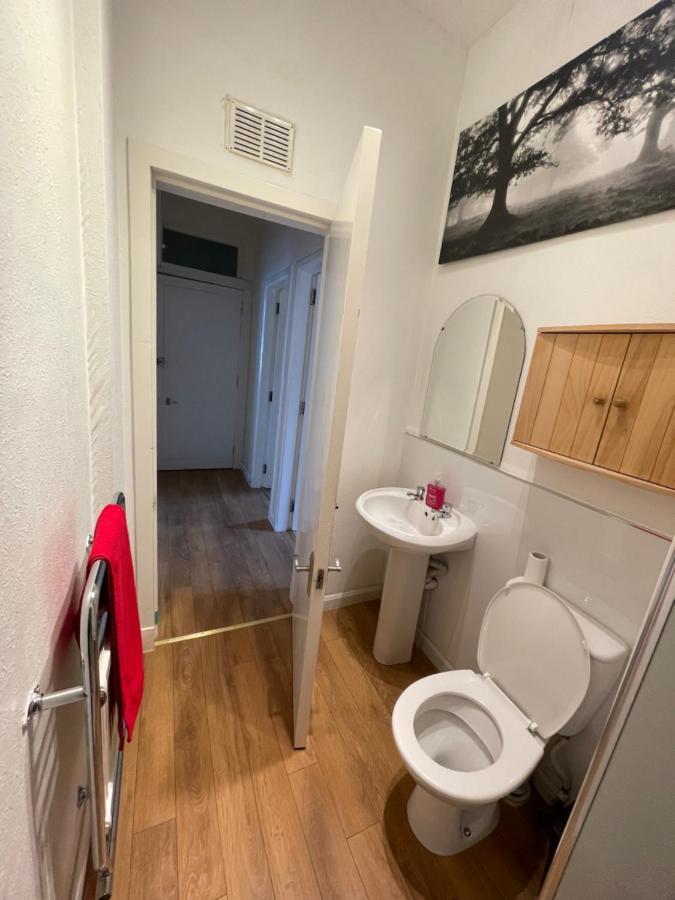 Beautiful 2 Bedroom Apartment- Prime Location, Aberdeen Centre Экстерьер фото